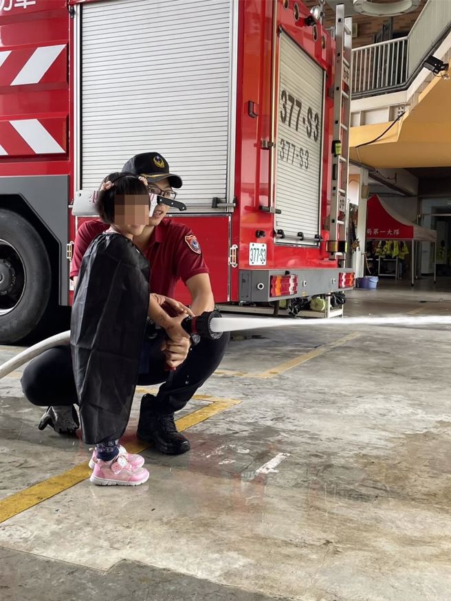 大有消防分隊今舉辦萬聖節宣導活動，邀請幼稚園萌娃們學防火、拿糖果。(消防提供／蔡依珍桃園傳真)