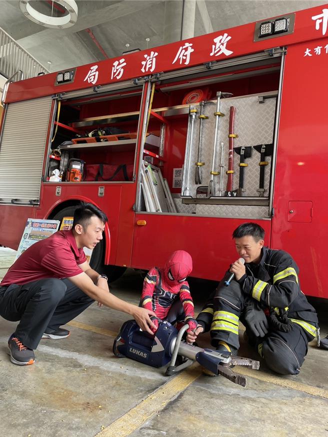 大有消防分隊今舉辦萬聖節宣導活動，邀請幼稚園萌娃們學防火、拿糖果。(消防提供／蔡依珍桃園傳真)