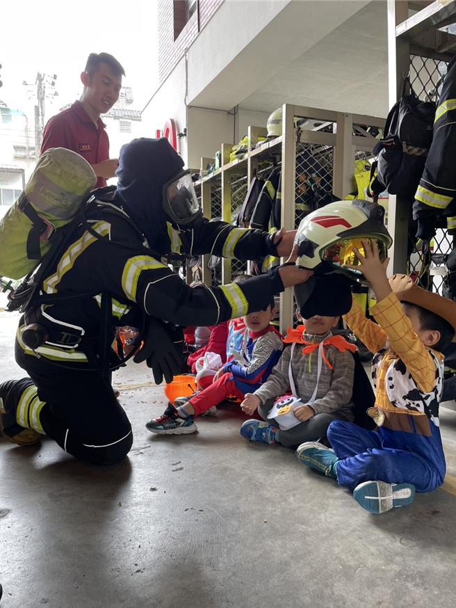 大有消防分隊今舉辦萬聖節宣導活動，邀請幼稚園萌娃們學防火、拿糖果。(消防提供／蔡依珍桃園傳真)