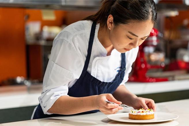 米其林一星A CUT甜點主廚王映心，非科班出身，卻因多元職涯，讓甜點創作不受侷限。圖／A CUT提供
