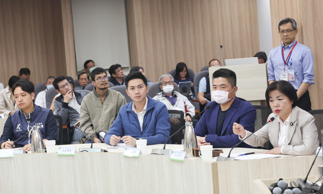 環評大會30日下午審查台中電廠第二期新建燃氣機組環評案，立委羅廷瑋（左起）、廖偉翔、顏寬恒、楊瓊瓔出席為中火減煤發言。（陳俊吉攝）