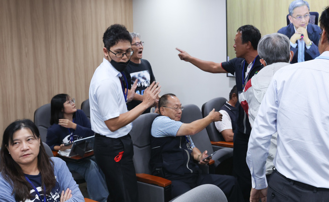 台中電廠第二期新建燃氣機組30日舉行會議，地方代表（中左三）與環團（中左二）出席為發言時間起爭執。（陳俊吉攝）