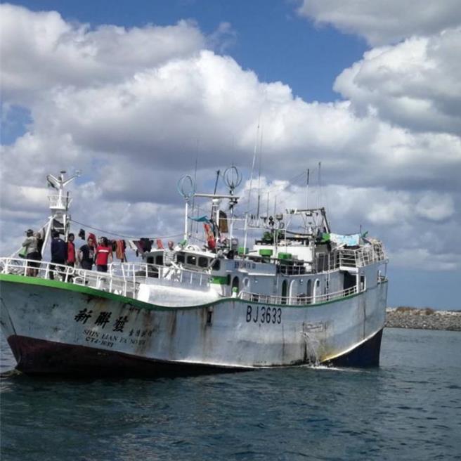 我國籍漁船新聯發168號因積欠11名印尼籍漁工長達10個月工資、還有食物供應不足等情事。（翻攝自外籍船員互動服務平台／林良齊台北傳真）