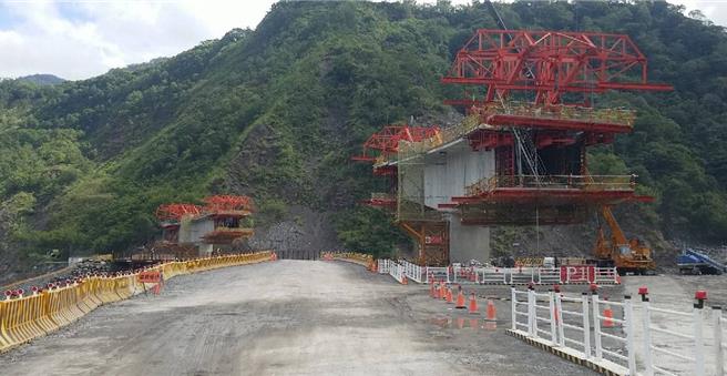 因康芮颱风挟带丰沛雨量，交通部公路局南区养护工程分局甲仙工务段研判水情情资，预测高雄市山区总雨量将达600 mm，甲仙工务段于30日晚间10时对高雄市桃源区明霸克露桥河床便道（见图）做预警性封闭。（民眾提供／林瑞益高雄传真）
