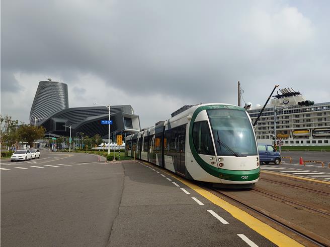 網友發現高雄人10月僅上17天班，引起討論。（示意圖／資料照／任義宇攝）