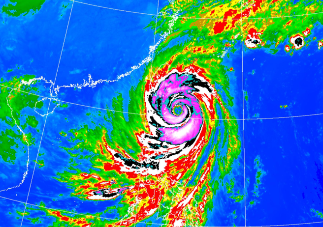 康芮颱风暴风半径已超过2015年苏迪勒颱风。（翻摄自气象署）