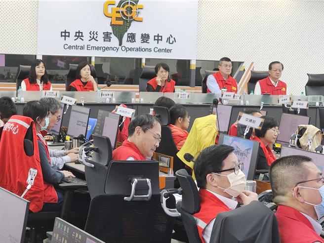 康芮颱風預計今晚暴風圈接觸台灣陸地，將帶來強風及豪雨，中央災害應變中心今（30）日晚間9時召開第四次工作會報。（消防署提供）