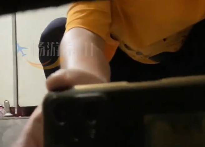 大陸有男子躡手躡腳潛入女廁偷拍，豈料，他的行為早已被在廁所內的女子全拍下。（圖／翻攝自微博）