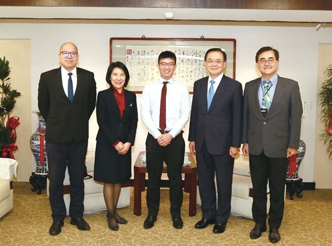 輸銀邀請新北地方檢察署檢察官李秉錡（中）蒞臨專題演講，理事主席戴燈山（右二）、總經理謝富華（右一）與全行主管及同仁全程參加，此次演講有助提升同仁反詐專業能力，善盡金融機構義務與責任。圖／中輸銀提供