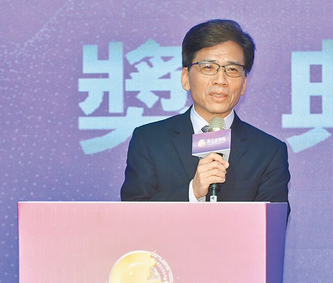 工商時報主辦的「2024數位金融獎」頒獎典禮29日舉行，邀請金融監督管理委員會主委彭金隆出席致詞頒獎。圖／王德為