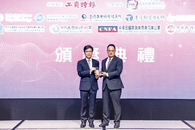 工商時報「2024數位金融獎」29日舉辦頒獎典禮，國泰金控為本屆金質獎獲獎數最多的金控，並獲得「最佳數金榮耀獎」的最高殊榮，堪稱本屆最大贏家。圖／國泰金控提供