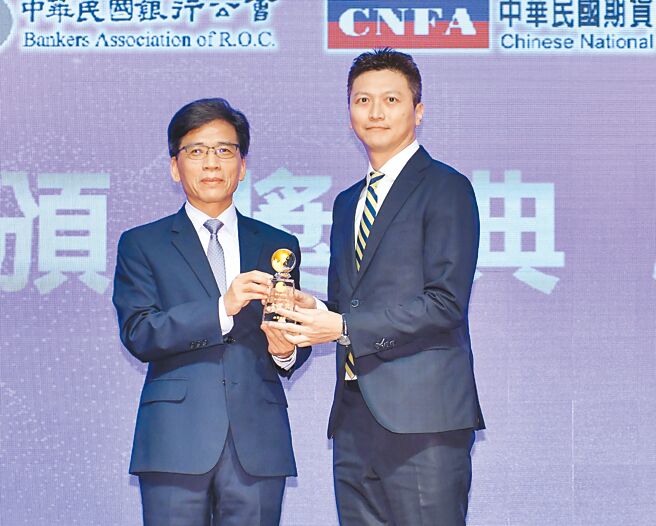 元大投信荣获数位金融奖4项大奖肯定。图／王德为