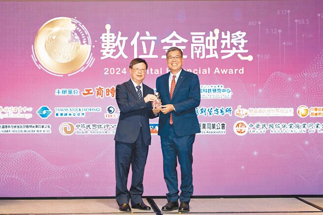 頒獎典禮由臺灣期貨交易所董事長吳自心（左）頒獎，元富證券總經理張清發（右）代表受獎。圖╱元富證券提供