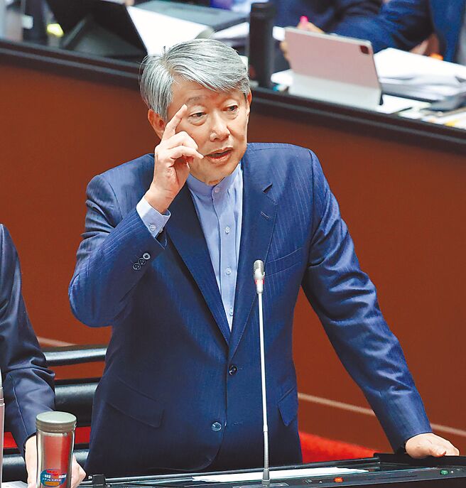 经济部长郭智辉29日在立法院表示，辉达（NVIDIA）执行长黄仁勋回台投资要求100亿度绿电支援，「我们可以给他」。（姚志平摄）