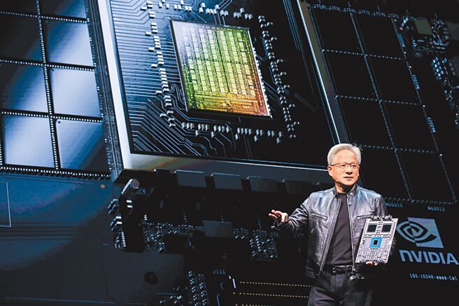 辉达(NVIDIA)来台投资需要百亿度绿电，经济部长郭智辉在立法院霸气一句「我们可以给」，但问题是怎么给？图为辉达执行长黄仁勋介绍AI应用。（本报资料照片）