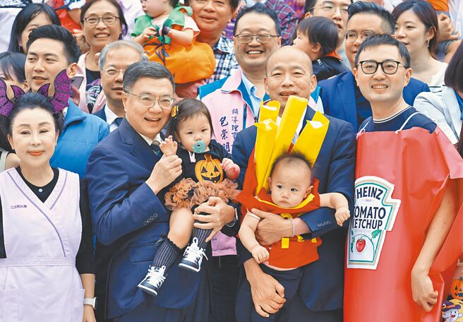 国会改革法案遭宪法法庭宣判大部分违宪，蓝委喊修《公投法》遏止大法官变成宪政怪兽。图为立法院长韩国瑜（中右）和行政院长卓荣泰（中左）29日共同出席立法院托儿所万圣节快闪活动，并和小朋友们合影。（姚志平摄）