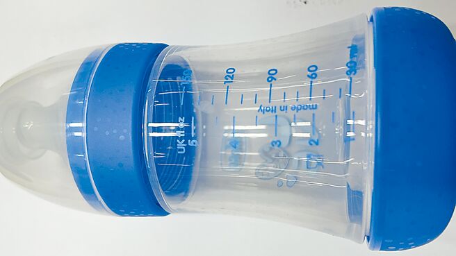 台北市衛生局29日公布食品容器具及循環杯抽驗結果，有7件產品不符標示規定，其中chicco新光南西店銷售的Perfect 5-完美防脹PP奶瓶，未依規定打印標示材質名稱及耐熱溫度。（台北市衛生局提供／温予菱台北傳真）