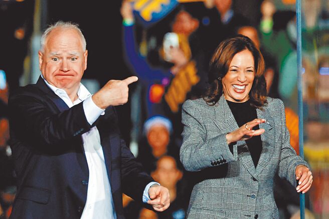 民主党总统候选人贺锦丽（右）和副总统候选人华兹（左）28日赴密西根州造势。（路透）