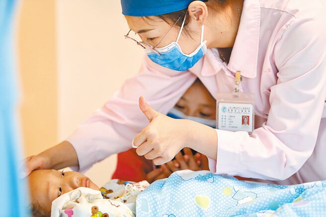 自去年被定位為「兩岸融合發展示範區」後，福建29日再宣布第三批「惠台利民」政策措施，鼓勵台灣護理人員在福建就業，後者更可依據學歷及工作經驗，每年享受最高1萬元人民幣的在職獎勵。圖為福建省兒童醫院病房。（新華社）