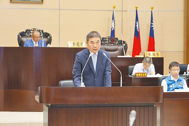 苗栗縣議會第20屆第4次定期會29日開議，縣長鍾東錦（中）做施政總報告，並提出2025年度縣府總預算，歲入編列279.61億元、歲出編列277.31億元。（謝明俊攝）