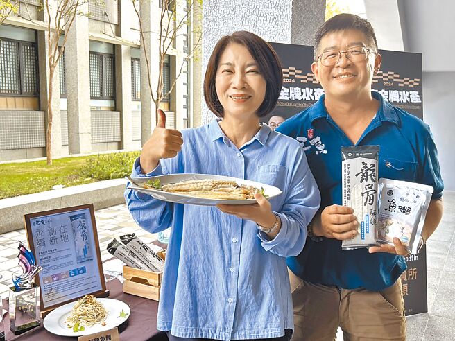 屏東縣政府29日舉辦屏東金牌水產評鑑，枋寮三魚直賣所的陳右穎（右）在石斑魚組與午仔魚組都獲獎。（謝佳潾攝）