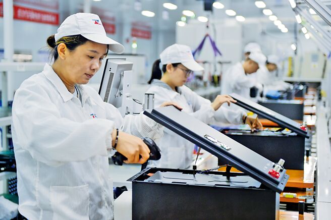 大陆国家数据局局长刘烈宏近日强调，要在电动汽车、锂电池等产业优势领域探索构建行业数据空间。（新华社）