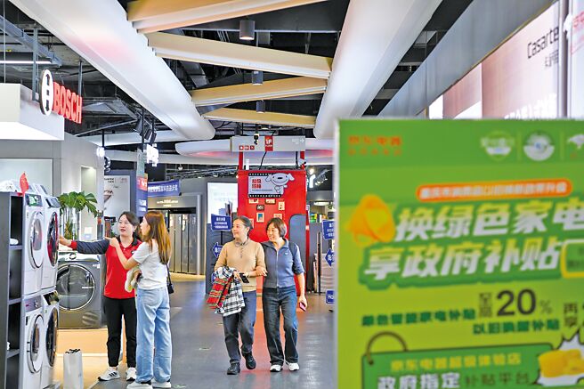 大陆商务部称，消费品以旧换新政策效能不断释放，消费市场呈现回升向好态势。（新华社）