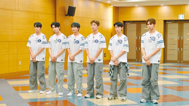 男團選秀《SCOOL》選手丘子恩（左起）、楊子毅、陳聖運、陳柏佑、王學駿和李振浩，近來表現進步不少。（天空娛樂提供）