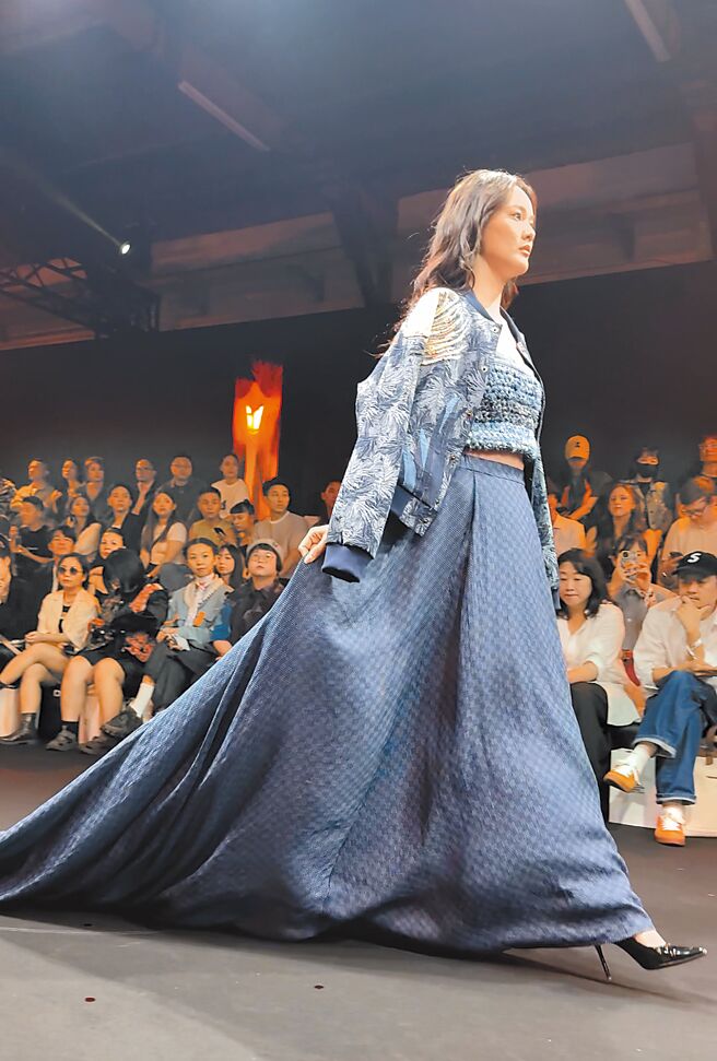 使用iPhone 16 Pro的4K 120幀慢動作錄影，服裝細節與材質看得相當清楚，圖為Story Wear陳冠百的作品。（古明弘攝）