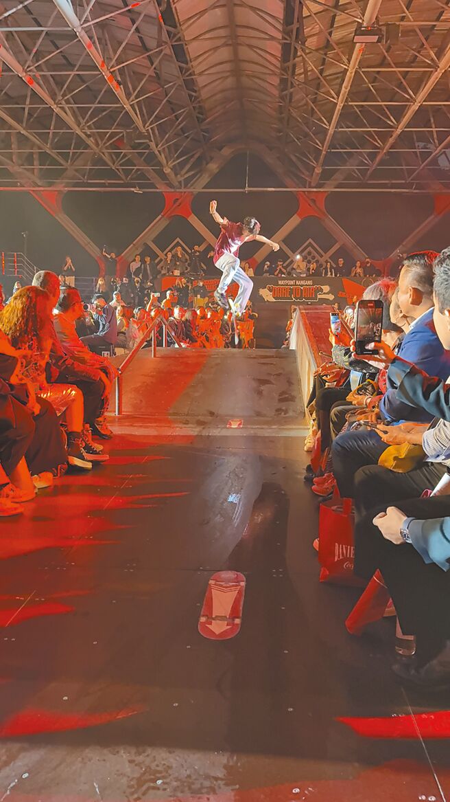 於Daniel Wong秀上利用iPhone 16 Pro的4K 120幀慢動作捕捉滑板玩家的精彩動作。（古明弘攝）