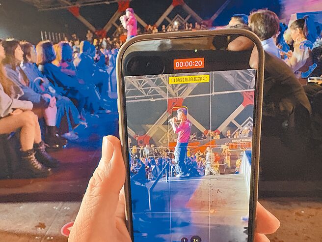 在電影模式下使用「自動對焦追蹤鎖定」方便拍攝模特兒走秀。（古明弘攝）