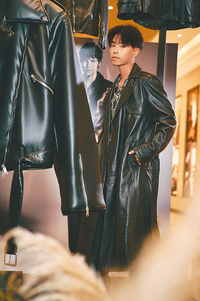 新生代歌手HowZ現身ALLSAINTS英國訂製大型騎士皮衣裝置。（ALLSAINTS提供）
