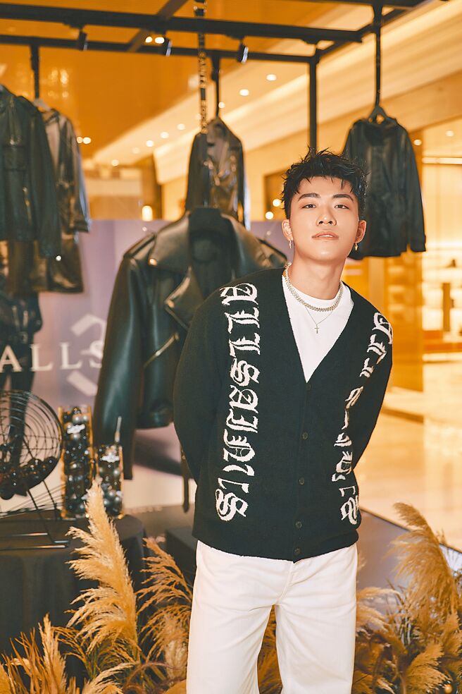 歌手王ADEN搶先現身ALLSAINTS英國訂製大型騎士皮衣裝置打卡。（ALLSAINTS提供）
