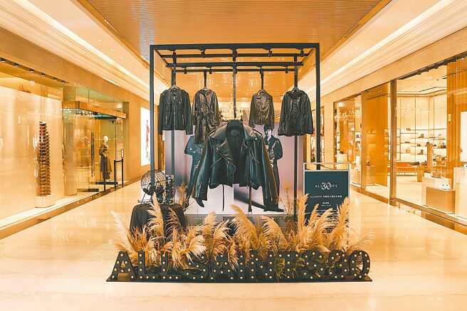 ALLSAINTS英國訂製大型騎士皮衣裝置世界巡迴，即日起至11月24日在台北微風南山一樓展出。（ALLSAINTS提供）