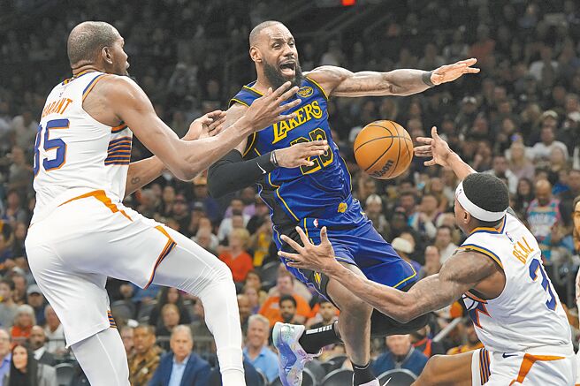 湖人「小皇帝」詹姆斯（中）在太阳前锋杜兰特与后卫毕尔左右夹击下掉球。（美联社）