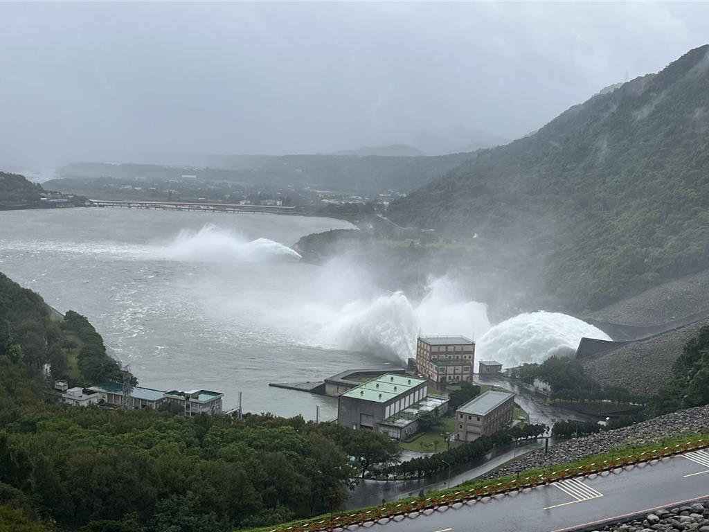 康芮颱風「石門水庫」接近滿水位 睽違2年再度洩洪