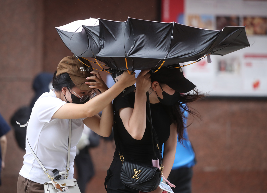 連休到周末？明白天風雨仍大 解除颱風警報時間曝