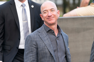 貝佐斯選前急擋《華郵》表態 前幕僚大膽推估真正盤算
