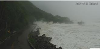 花蓮「人定勝天」土石溢流、大浪狂拍 台11線豐濱路段預警封路