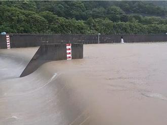 康芮未登錄已釀驚人雨勢 員山子分洪道清晨分洪