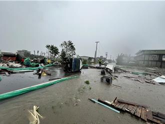 康芮挾帶超強狂風 吹倒花蓮吉安2電線桿、1貨車
