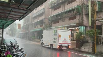 康芮颱風來襲 基隆強陣風暴雨不斷 謝國樑坐鎮災變中心