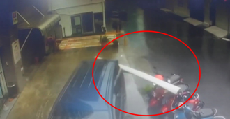 強颱康芮「風強於雨」 台東大樓鐵皮飛落砸整排機車