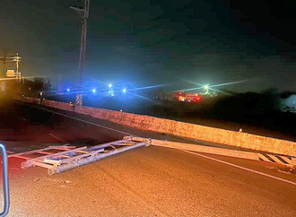 康芮肆虐！嘉義東石沿海吹15級強風 巨型道路指示牌橫倒路中