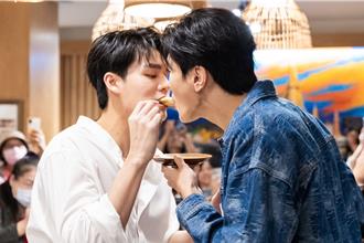 瑞卡CP姿勢超犯規！泰星Jame正面環抱幫穿圍裙 劉泯廷秒有反應