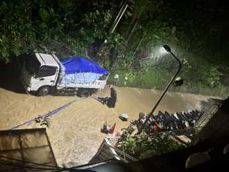 北市信義區深夜淹了 居民見他一人狂抽水：上次還搭帳篷睡路邊