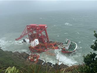 鈺洲啟航擱淺野柳！陳世凱冒雨視察：優先防治油汙染