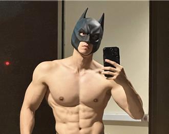 「最养眼蝙蝠侠」现身台北 豪气解放：怕挺腰尿射四方