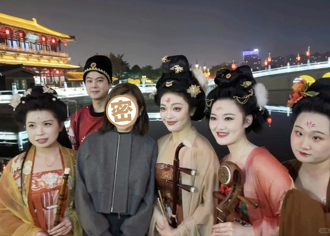 關之琳遊敦煌 和古裝美女合影網讚：62歲這狀態絕了！