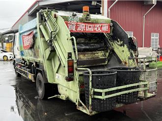 獨》 iPhone 奇蹟躲過垃圾車油壓機擠壓 10多名清潔隊員颱風夜救回